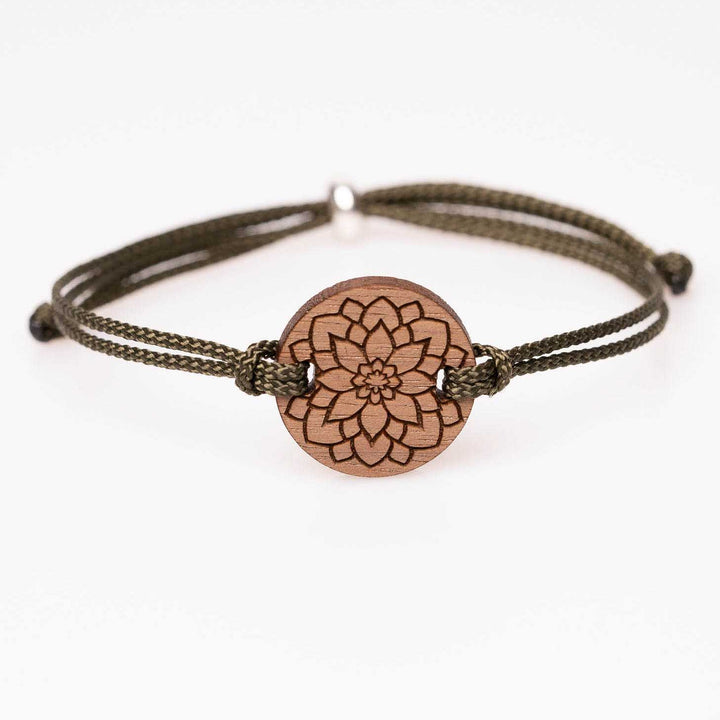 Modernes Nussbaumholz-Armband mit detaillierter Mandala-Blume, olivgrünes Nylonband, personalisierbarer Holzschmuck – ideales Geschenk für Mandala- und Naturfans