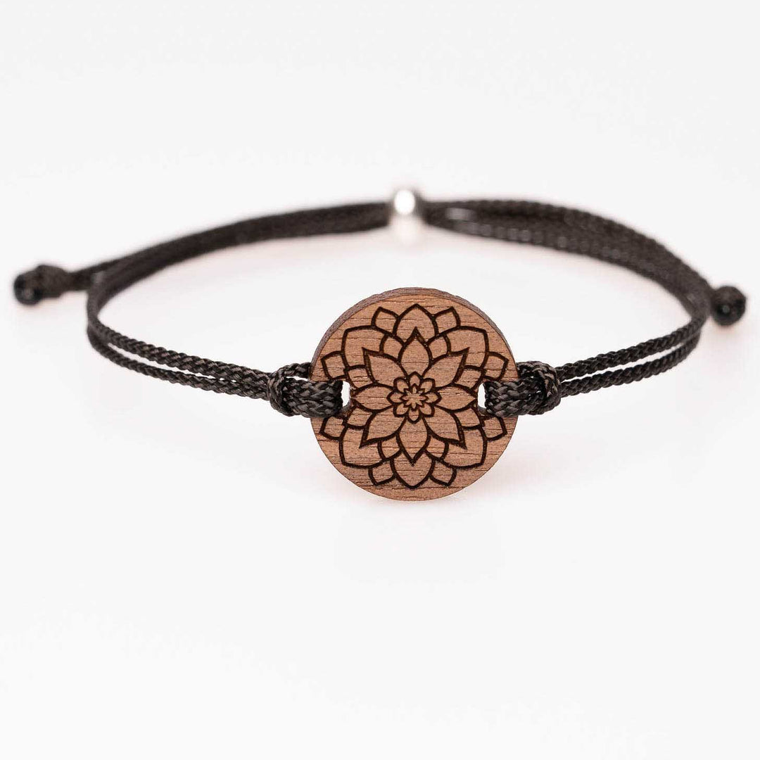 Handgemachtes Nussbaum-Armband mit gravierter Mandala Blume, schwarzes Nylonband, individualisierbarer Holzschmuck als spirituelles und stilvolles Geschenk