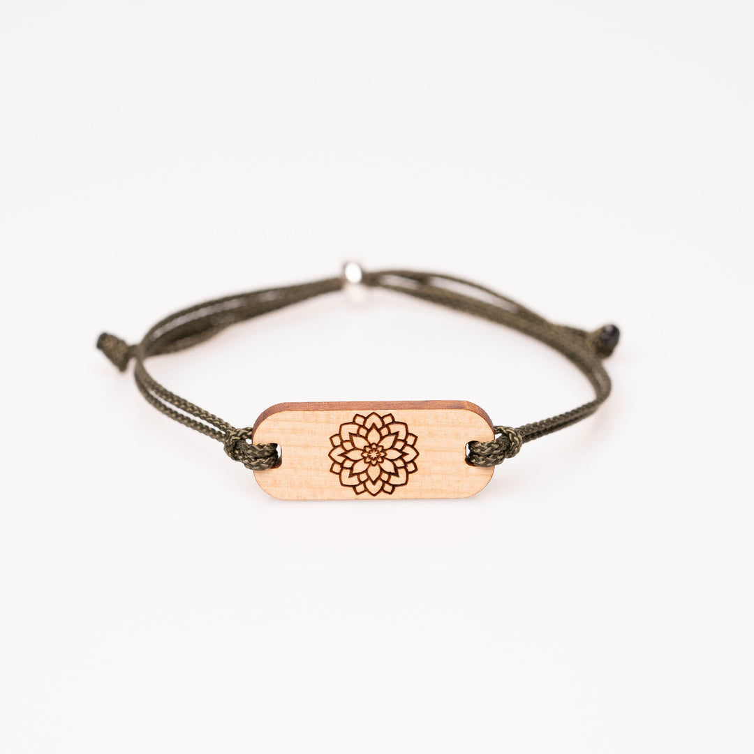 Mandala Blume längliches Armband Kirschholz