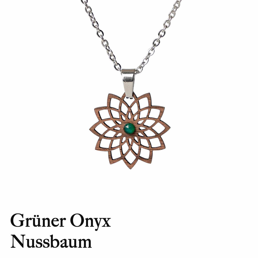 Nussbaum Mandala Amulett mit Grünen Onyx 