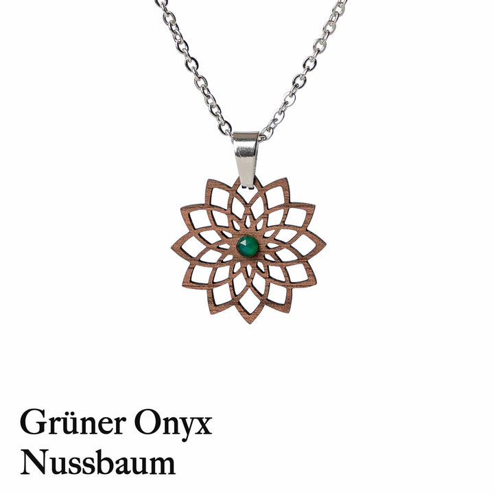Nussbaum Mandala Amulett mit Grünen Onyx 