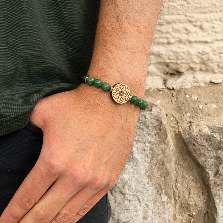 Edelsteinarmband mit Mandala-Blume auf graviertem Kirschholz – grüne Jade, schwarzer Onyx und personalisierbare Rückseite für spirituelle Akzente