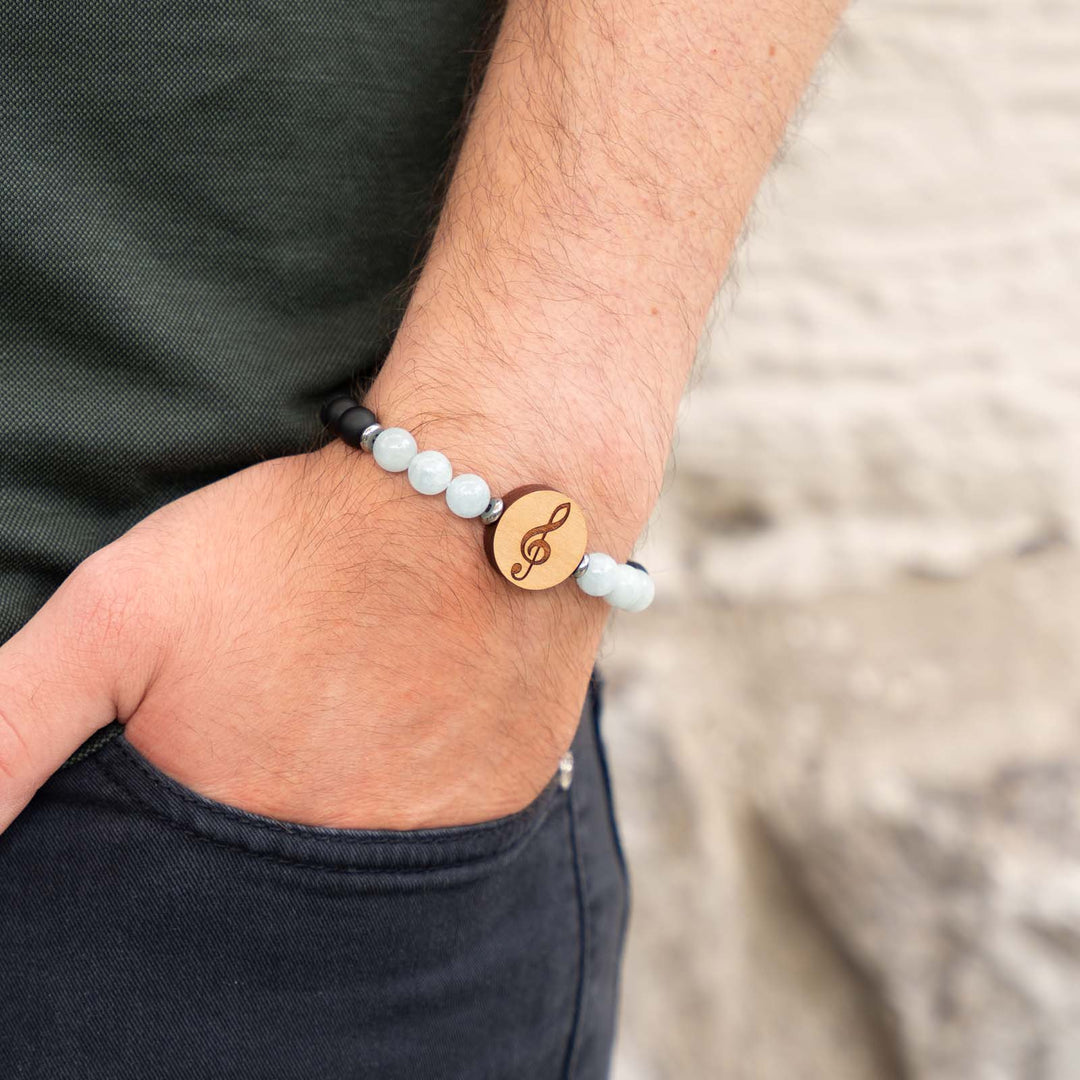 Edelsteinarmband mit Notenschlüssel-Gravur auf Kirschholz – kombiniert mit Aquamarin und schwarzem Onyx für Musikliebhaber