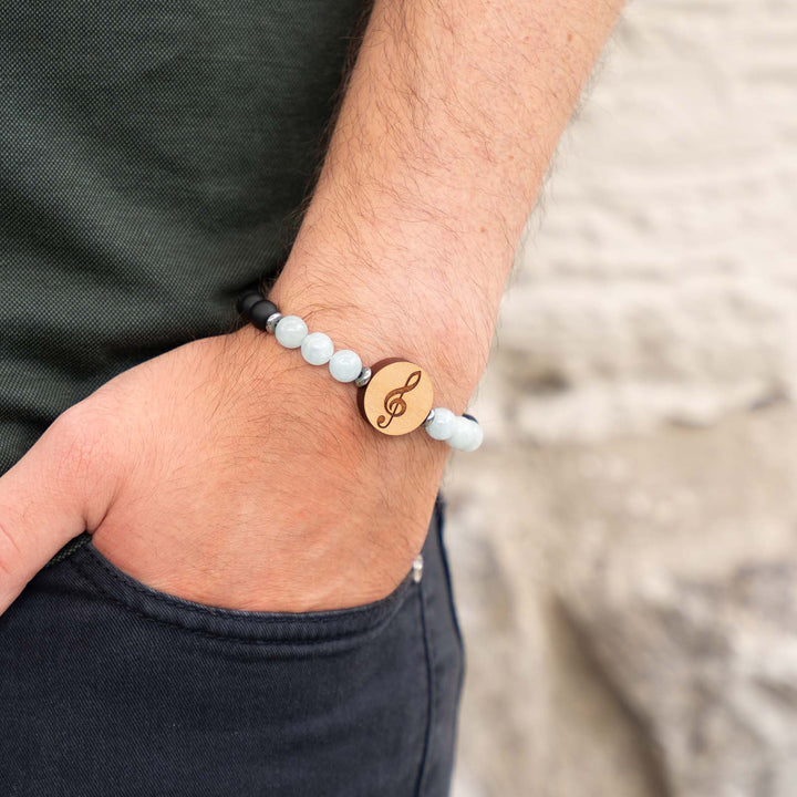 Edelsteinarmband mit Notenschlüssel-Gravur auf Kirschholz – kombiniert mit Aquamarin und schwarzem Onyx für Musikliebhaber