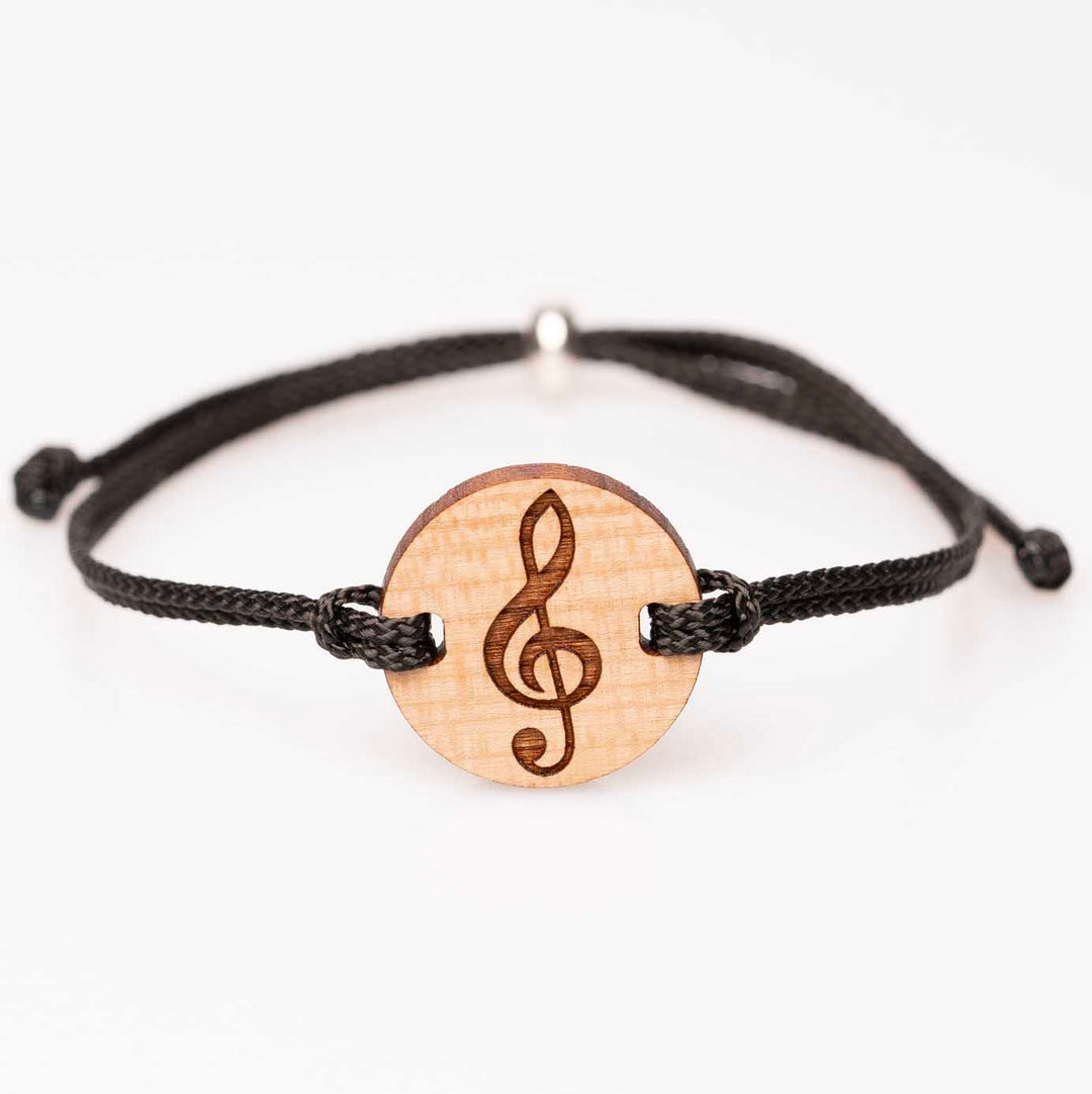 Handgefertigtes Kirschholz-Armband mit graviertem Notenschlüssel und schwarzem Nylonband, individuell personalisierbarer Holzschmuck – einzigartiges Musiker Geschenk,