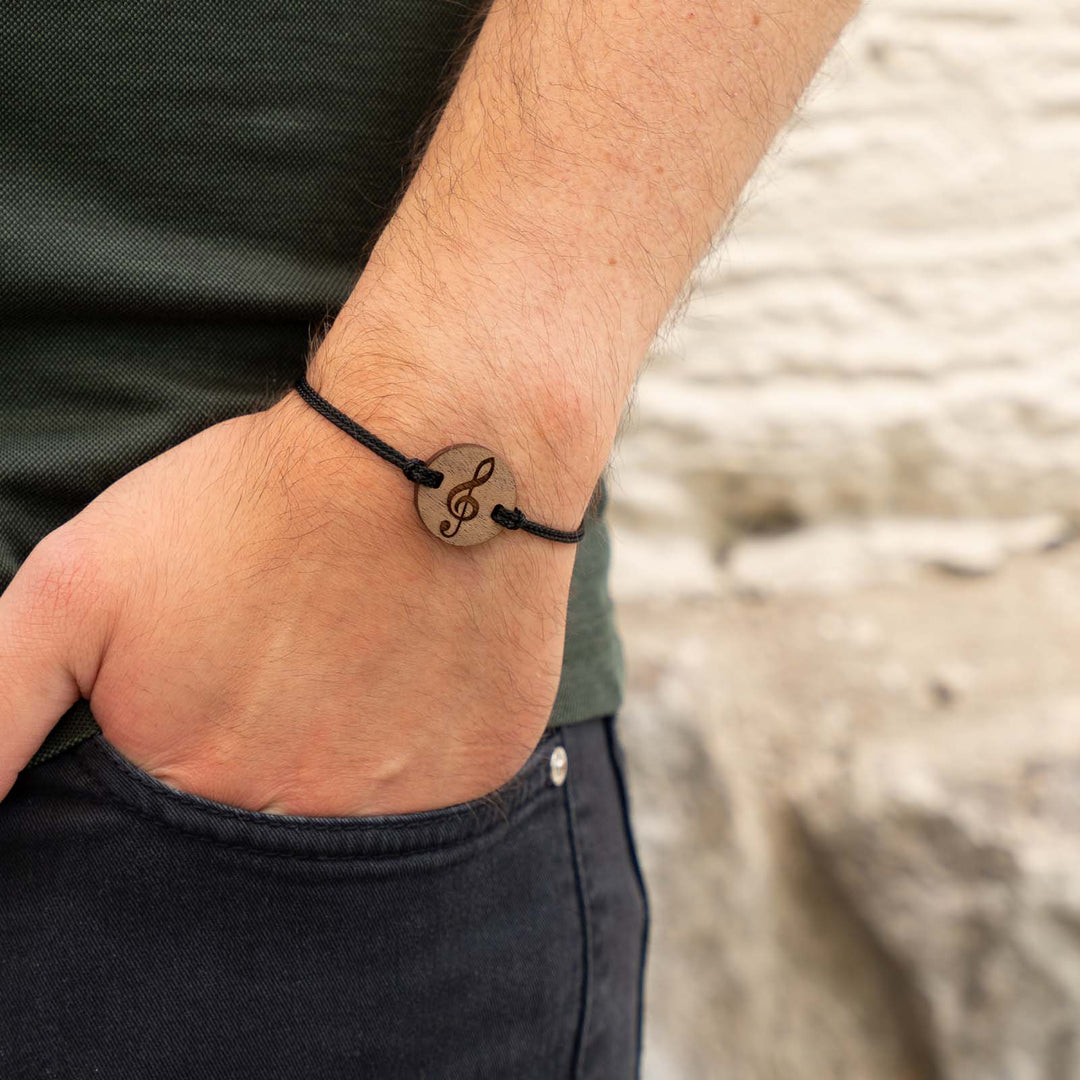 Graviertes Armband mit Notenschlüssel auf Nussbaumholz – stilvoller Holzschmuck mit schwarzem Band für Musikliebhaber