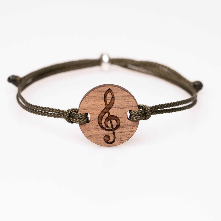 Edles Nussbaumholz-Armband mit stilvoller Notenschlüssel-Gravur und olivgrünem Nylonband, personalisiertes Holzschmuck-Accessoire – ideale Geschenkidee für Musikfreunde