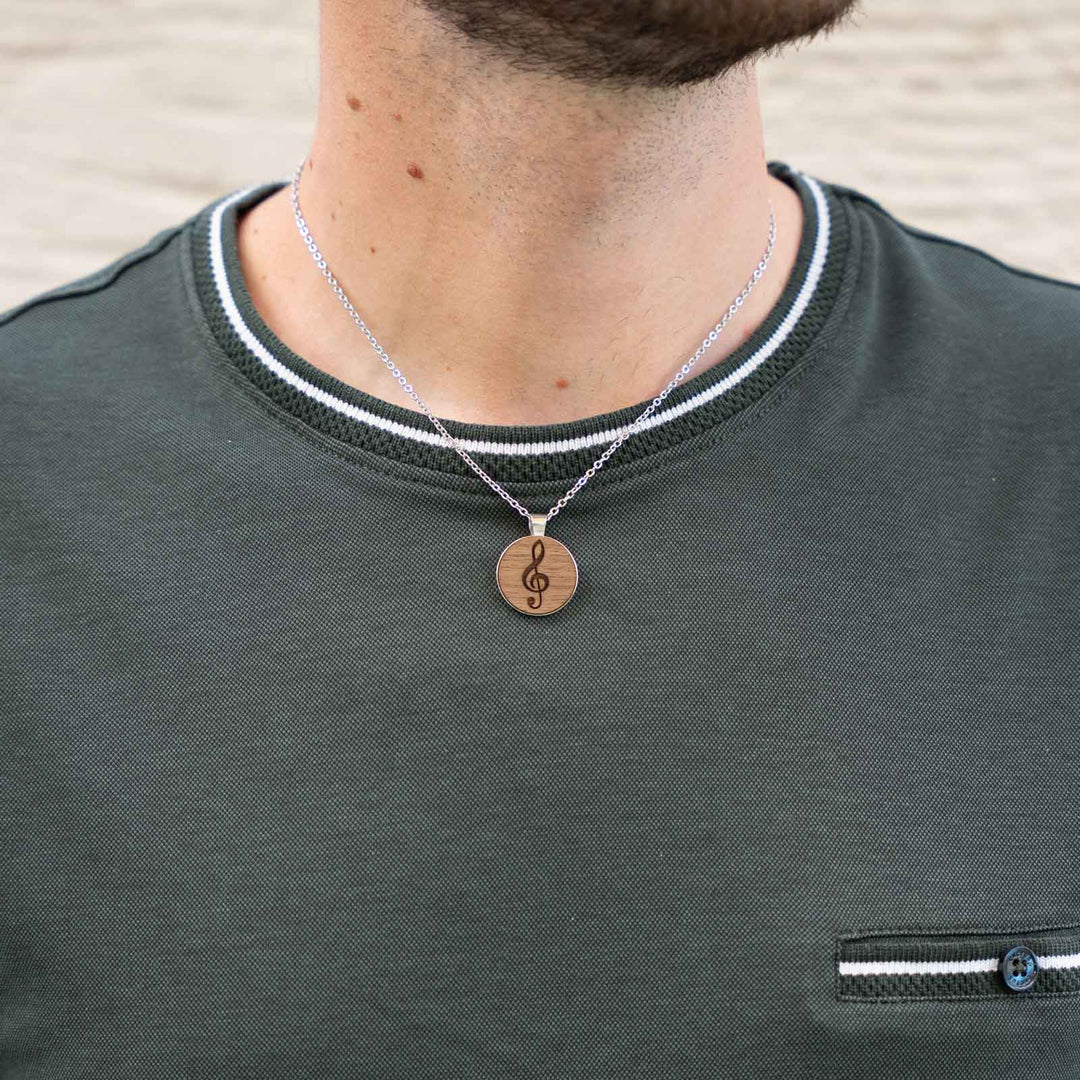 Notenschlüssel auf Nussbaumholz – handgefertigte Halskette mit musikalischem Holzdesign