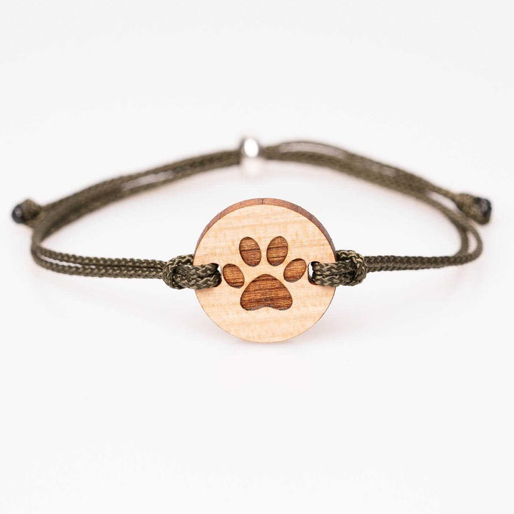 Personalisiertes Armband aus Kirschholz mit graviertem Pfoten-Motiv und olivgrünem Nylonband, handgemachter Holzschmuck als Geschenk für Tierliebhaber
