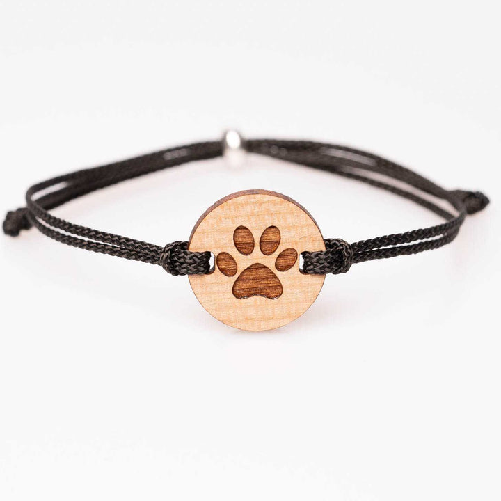 Kirschholz-Armband mit detailreicher Pfote, schwarzes Nylonband, personalisierbarer Holzschmuck – individuelles Accessoire und liebevolle Geschenkidee für Haustierbesitzer