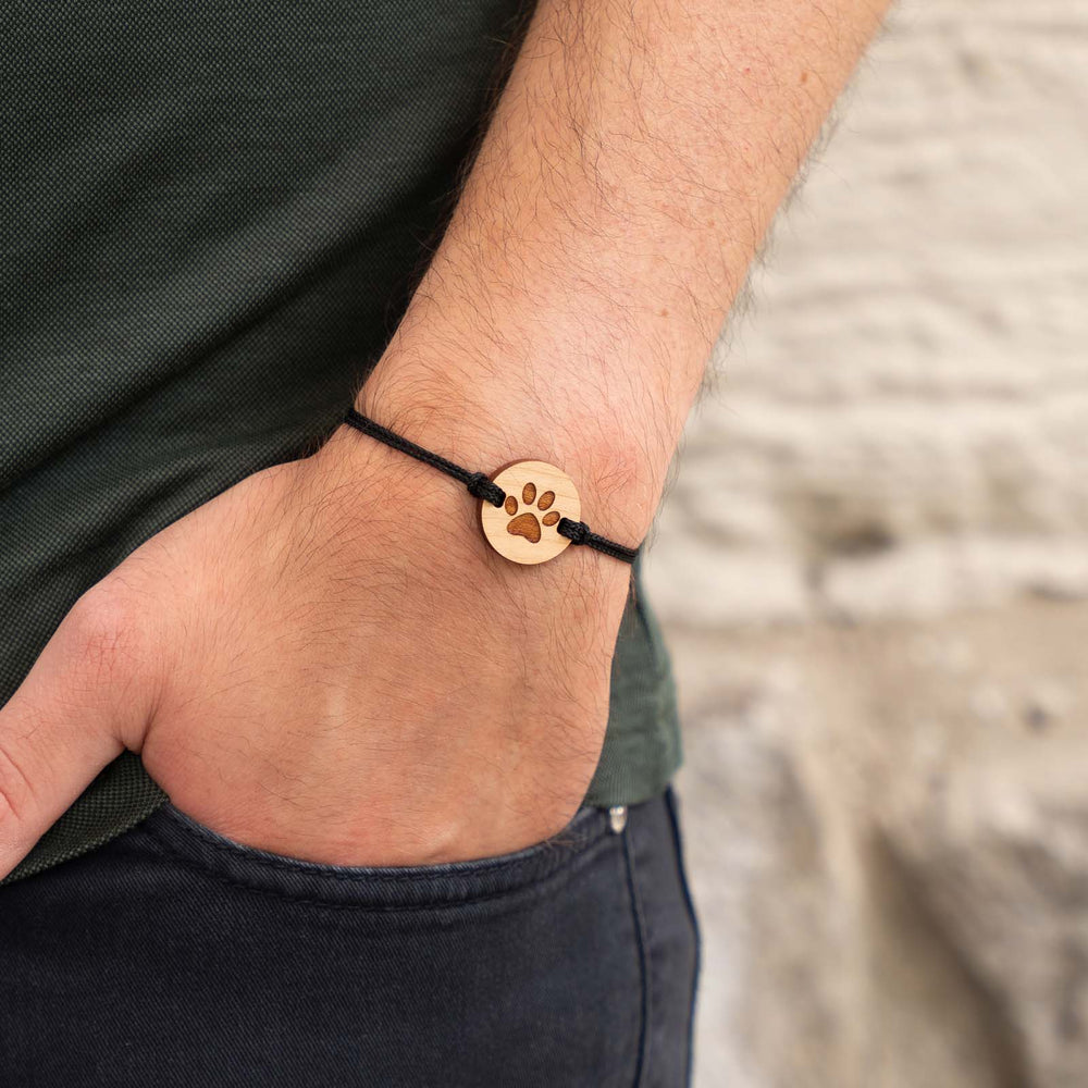 Kirschholz-Armband mit Pfotenmotiv – graviertes Holzstück mit schwarzem Band für Tierliebhaber