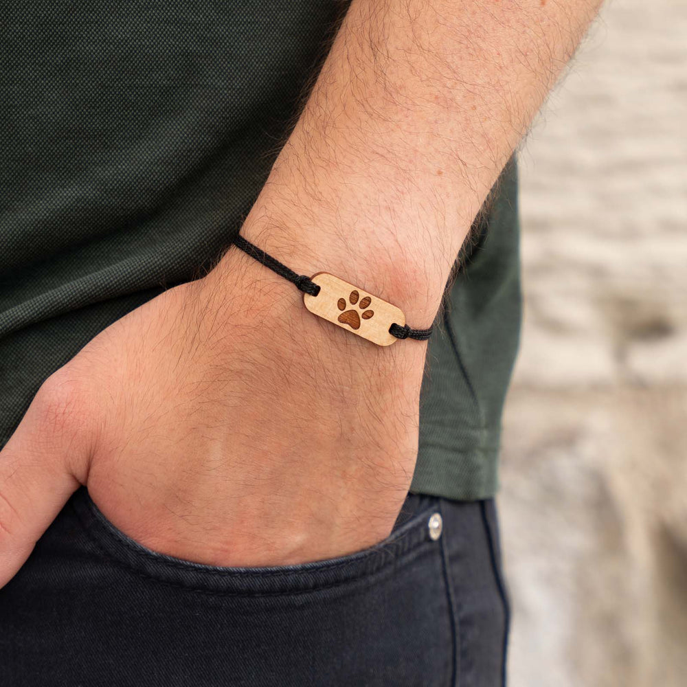 Armband mit Pfotengravur auf Kirschholz – liebevoll gefertigter Holzschmuck für Tierfreunde mit schwarzem Nylonband