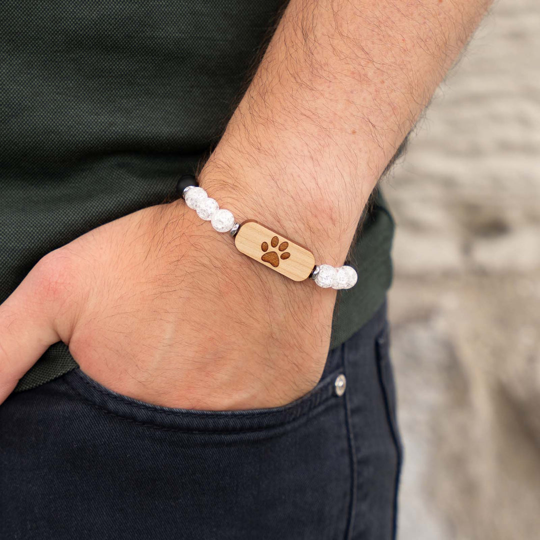 Edelsteinarmband mit Pfotengravur auf Kirschholz – kombiniert mit Bergkristall und schwarzem Onyx als liebevoller Holz- und Edelsteinschmuck