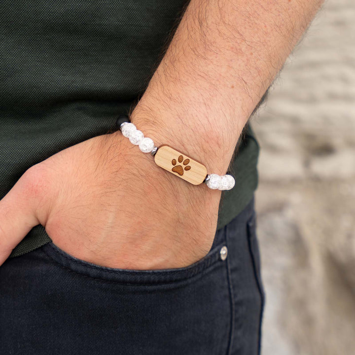 Edelsteinarmband mit Pfotengravur auf Kirschholz – kombiniert mit Bergkristall und schwarzem Onyx als liebevoller Holz- und Edelsteinschmuck
