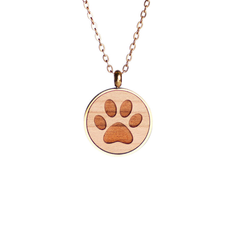 Pfoten Motiv Halskette aus Kirschholz in einer 18k Vergoldeten edelstahl fassung