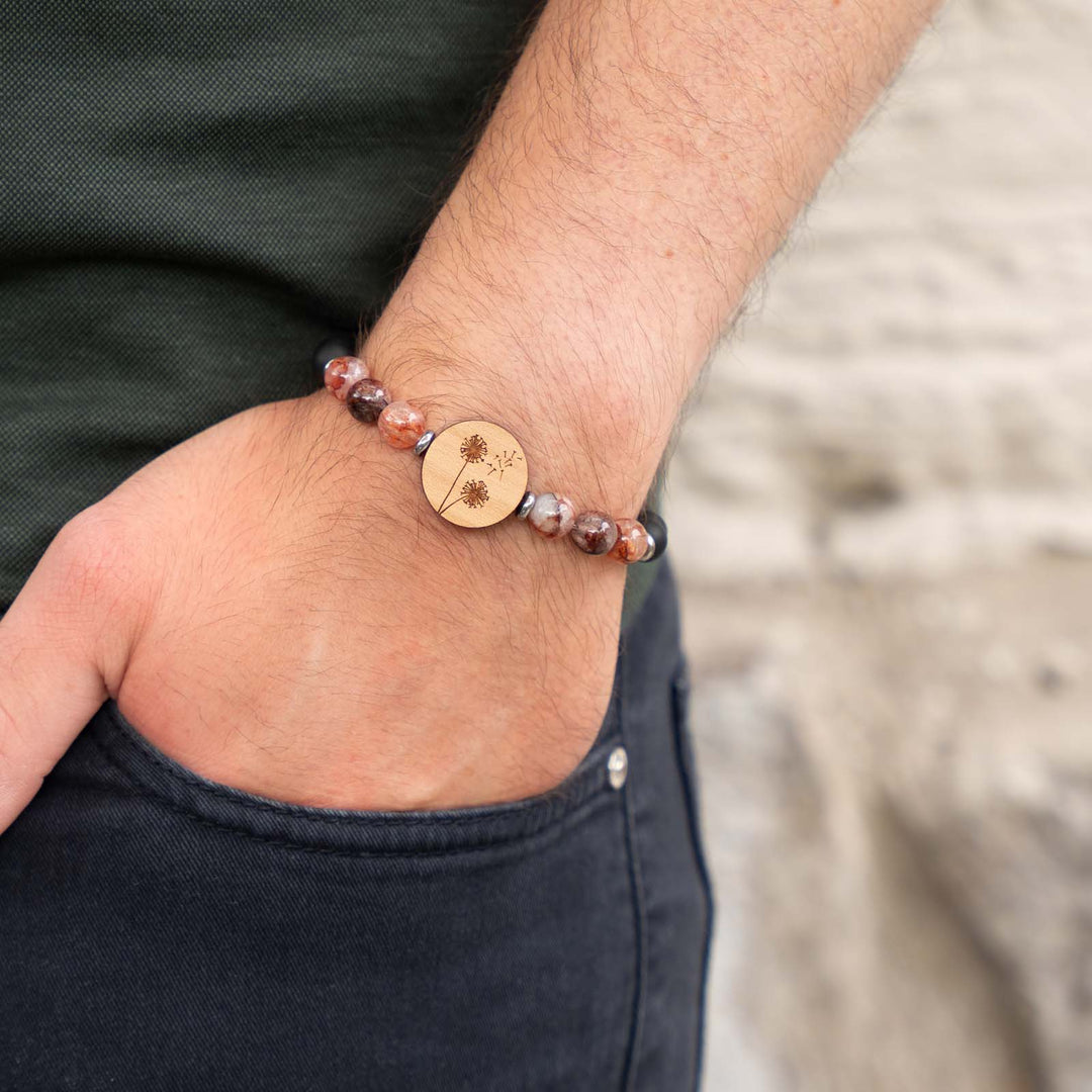 Edelsteinarmband mit Pusteblumen-Gravur auf Kirschholz – roter Hematoid, schwarzer Onyx und Rückseite mit individueller Gravur möglich