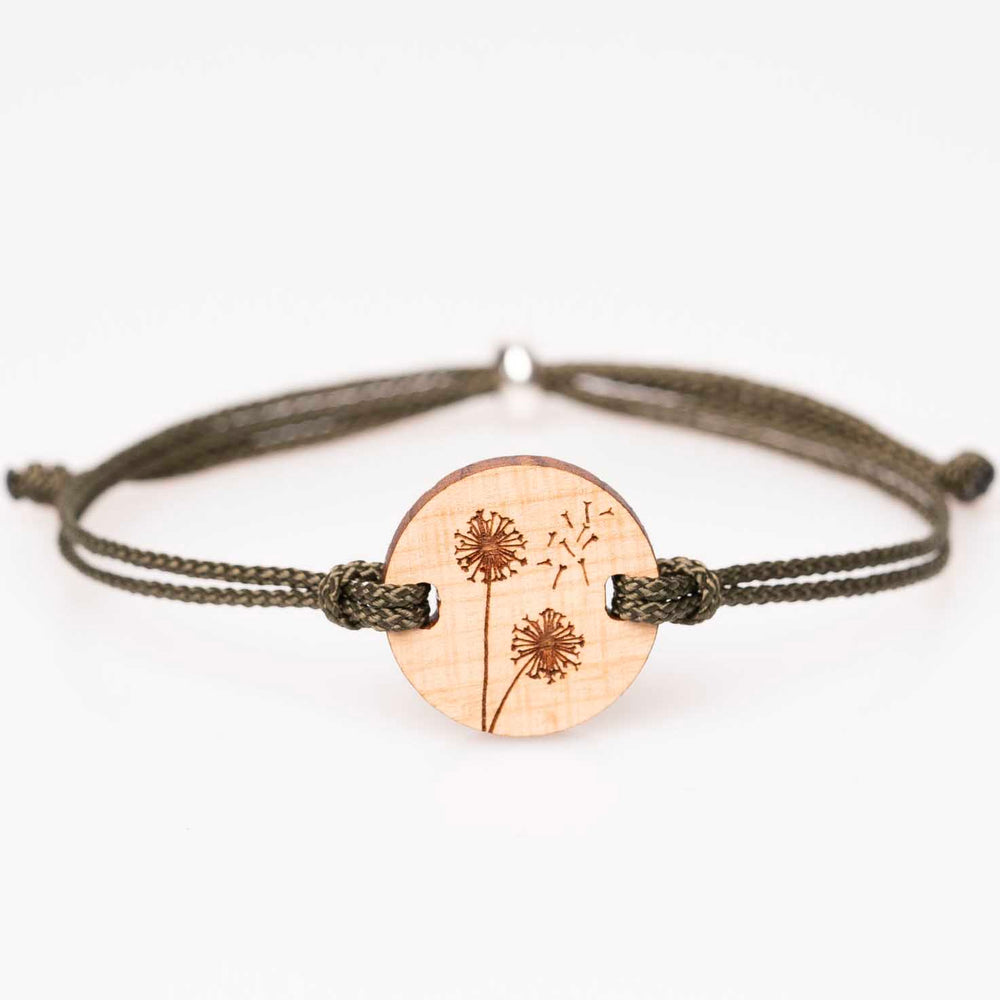 Personalisiertes Holzarmband aus Kirschholz mit feiner Pusteblume Gravur, olivgrünes Nylonband, handgemachter Holzschmuck – ideales Geschenk für Naturliebhaber und Blumenfreunde