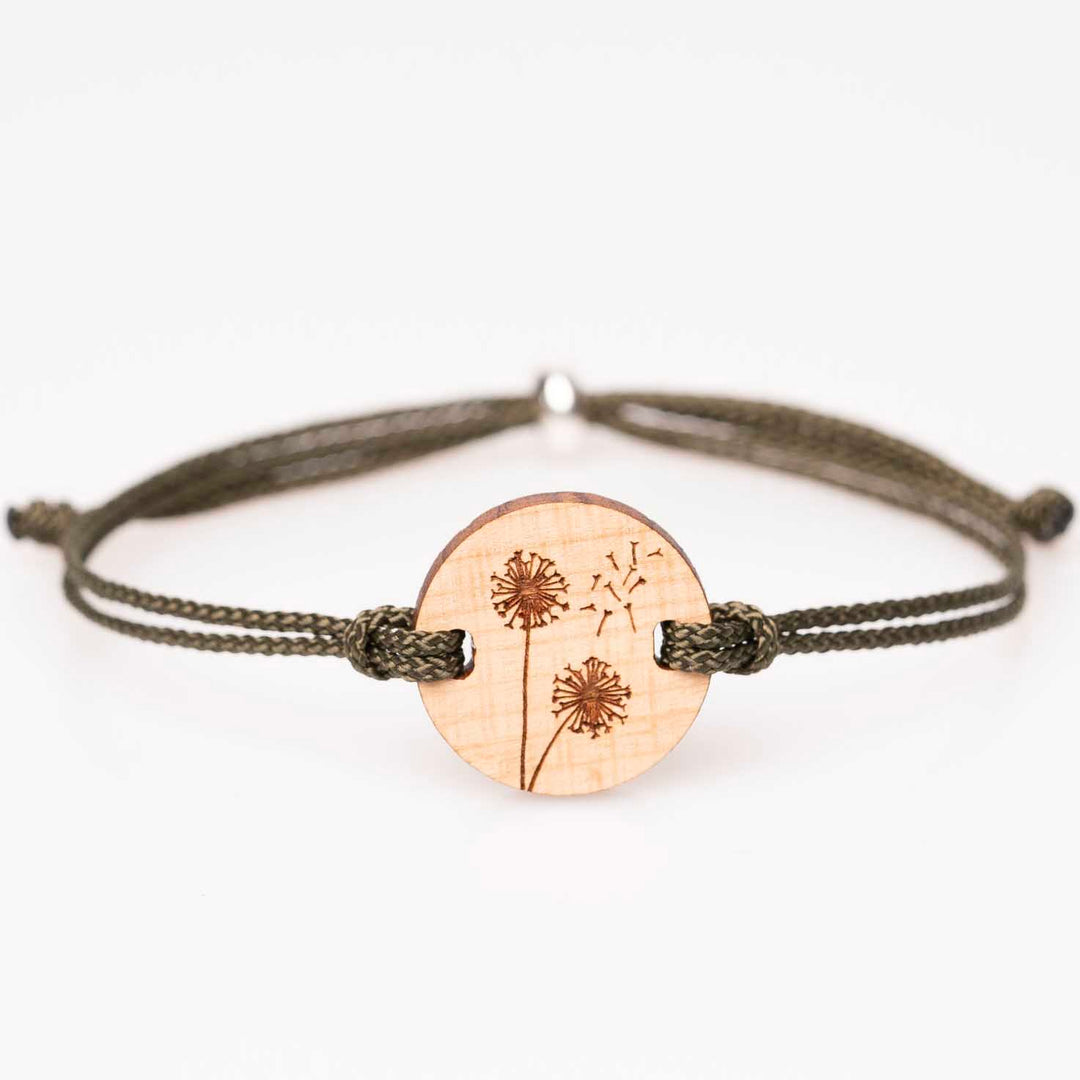 Personalisiertes Holzarmband aus Kirschholz mit feiner Pusteblume Gravur, olivgrünes Nylonband, handgemachter Holzschmuck – ideales Geschenk für Naturliebhaber und Blumenfreunde