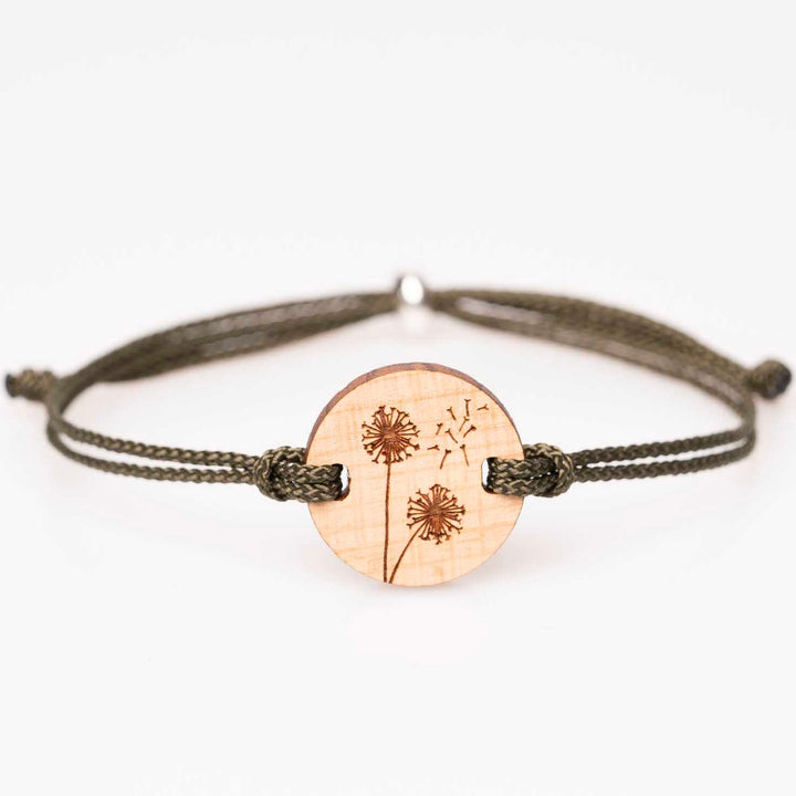 Personalisiertes Holzarmband aus Kirschholz mit feiner Pusteblume Gravur, olivgrünes Nylonband, handgemachter Holzschmuck – ideales Geschenk für Naturliebhaber und Blumenfreunde