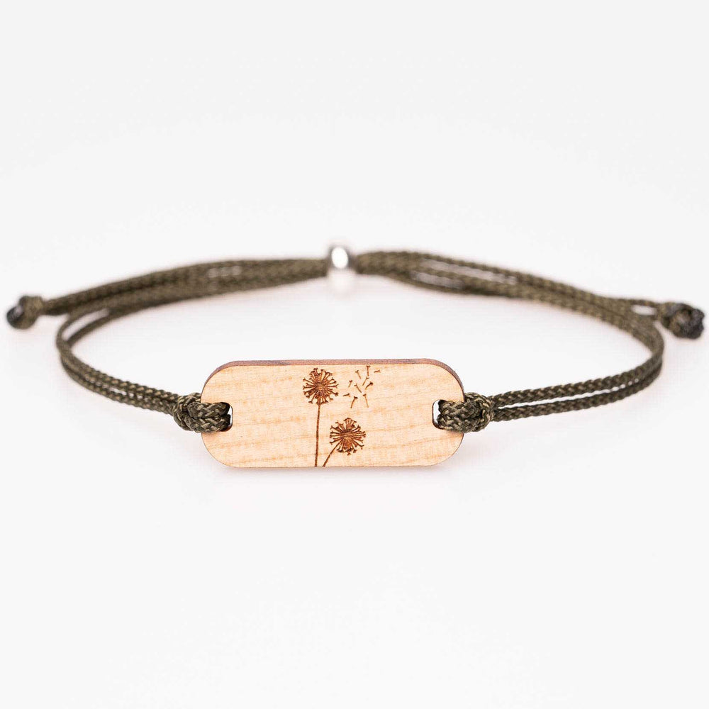 Filigranes Holzarmband aus Kirschholz mit Pusteblume-Gravur und olivgrünem Nylonband, personalisierbarer Holzschmuck als liebevolle Geschenkidee