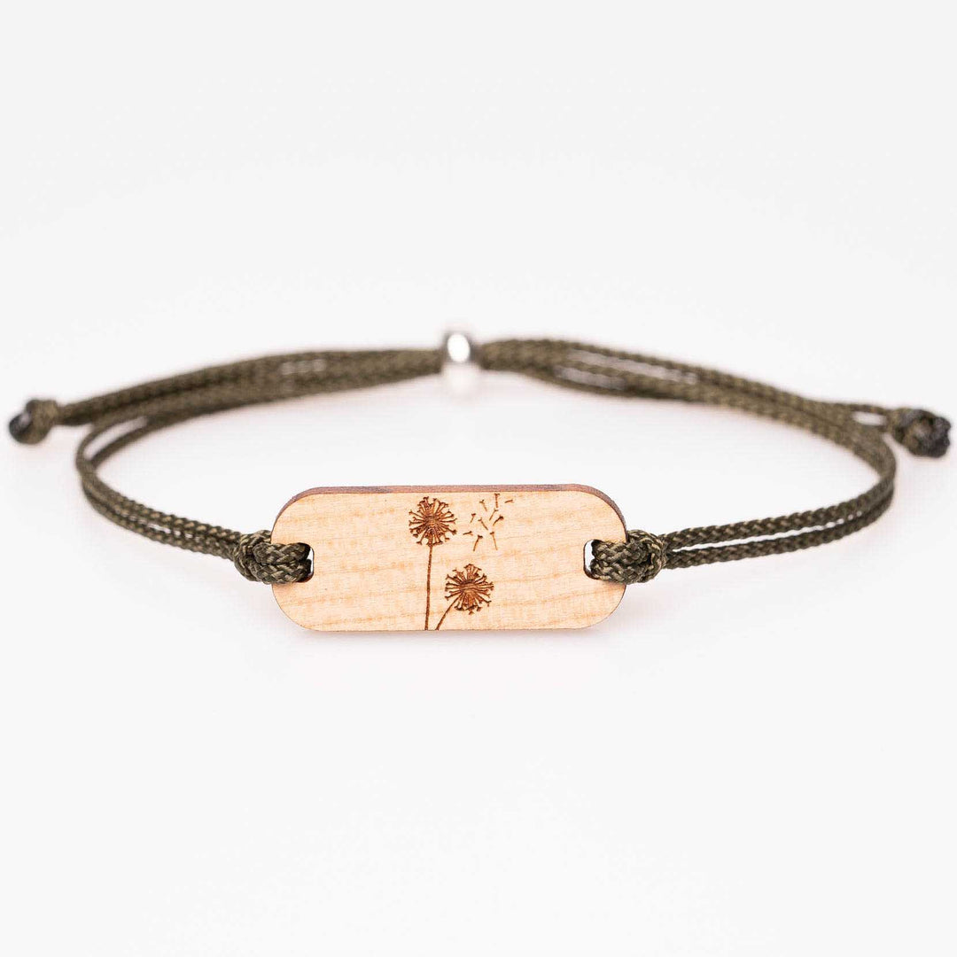 Filigranes Holzarmband aus Kirschholz mit Pusteblume-Gravur und olivgrünem Nylonband, personalisierbarer Holzschmuck als liebevolle Geschenkidee