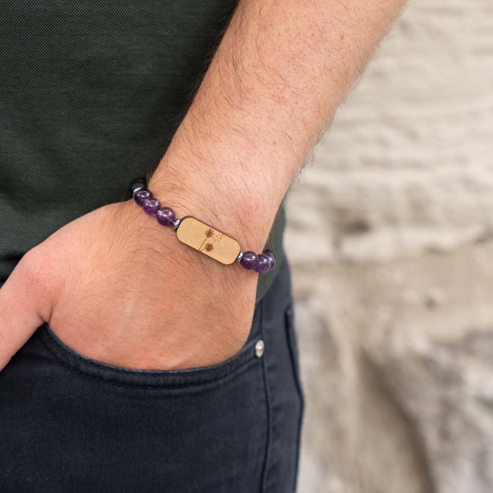 Edelsteinarmband mit Pusteblumen-Gravur auf Kirschholz – kombiniert mit Amethyst und schwarzem Onyx für natürlichen Holz- und Edelsteinschmuck