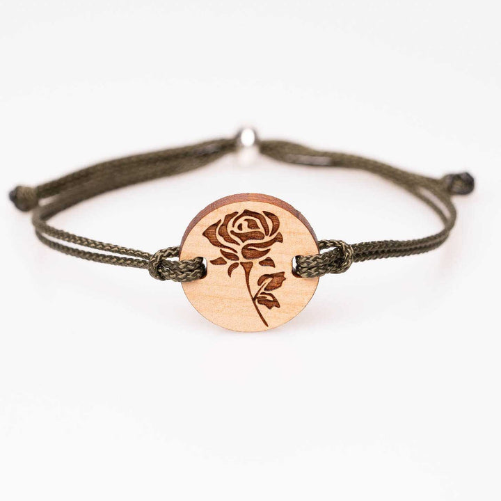 Armband aus Kirschholz mit filigraner Rosen-Gravur, olivgrünes Nylonband, personalisierbarer Holzschmuck als romantische Geschenkidee für Blumenliebhaber