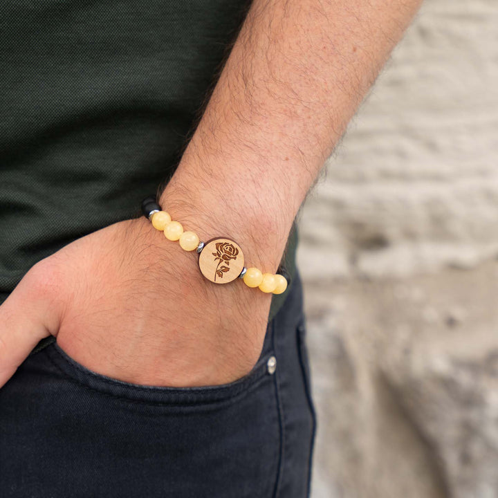 Edelsteinarmband mit gravierter Rose auf Kirschholz – kombiniert mit gelbem Calcit und schwarzem Onyx für natürlichen, handgefertigten Schmuck