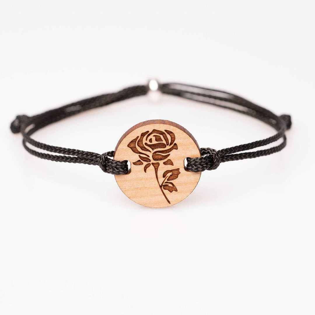 Handgefertigtes Kirschholz-Armband mit eingravierter Rose, schwarzes Nylonband, individualisierbarer Holzschmuck – elegantes und persönliches Geschenk für besondere Anlässe