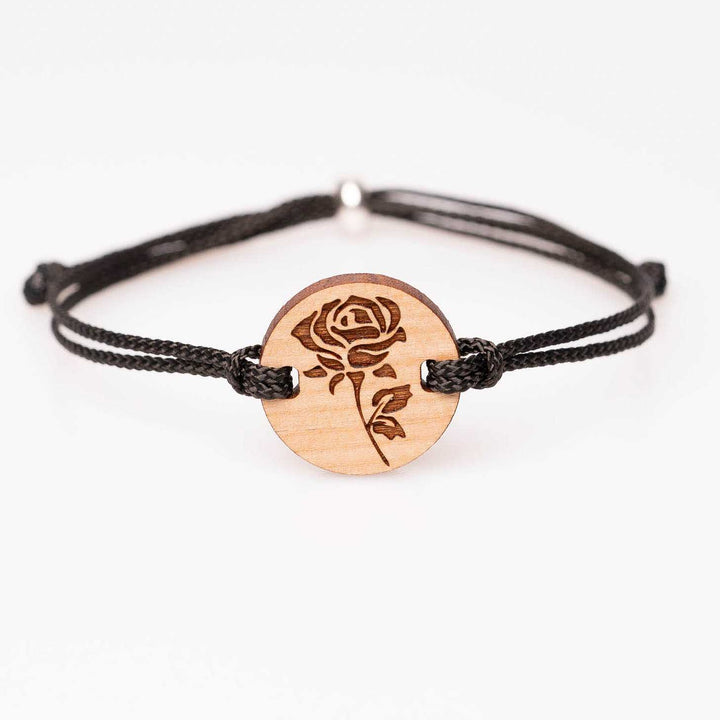 Handgefertigtes Kirschholz-Armband mit eingravierter Rose, schwarzes Nylonband, individualisierbarer Holzschmuck – elegantes und persönliches Geschenk für besondere Anlässe