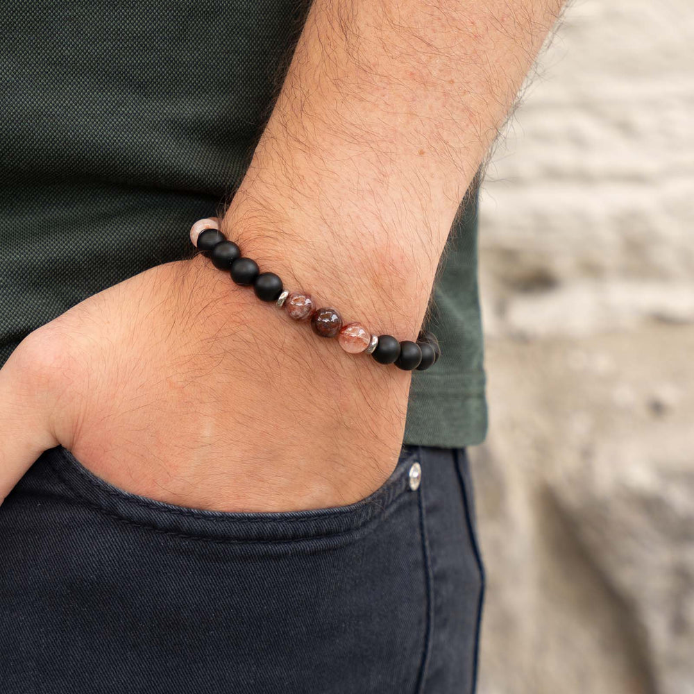 Edelsteinarmband mit rotem Hematoid-Quarz und schwarzem Onyx – energetischer Naturstein-Schmuck mit lebendiger Ausstrahlung