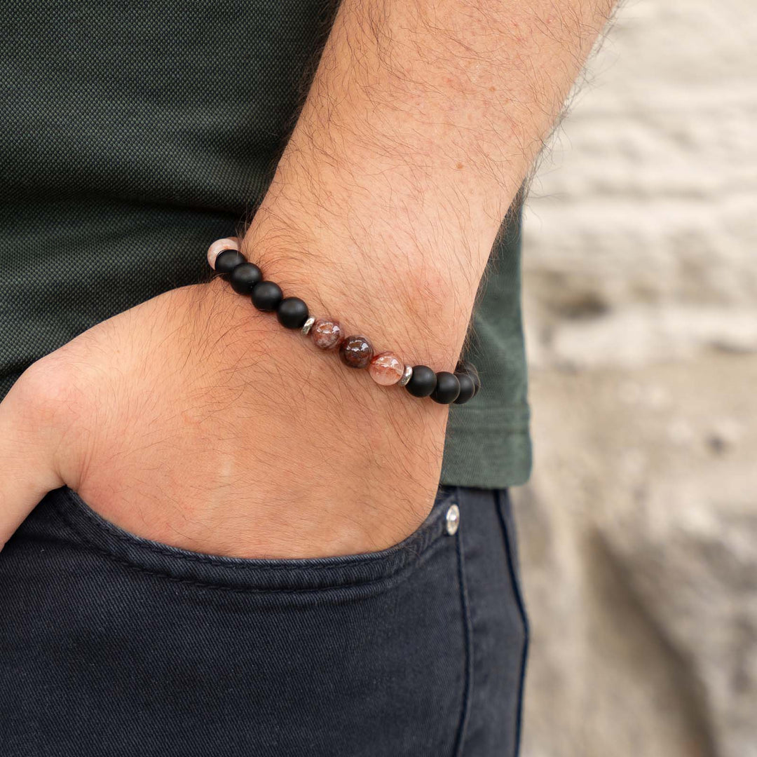 Edelsteinarmband mit rotem Hematoid-Quarz und schwarzem Onyx – energetischer Naturstein-Schmuck mit lebendiger Ausstrahlung