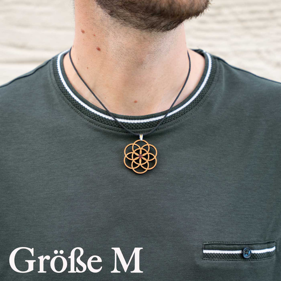 Samen des Lebens Amulett Größe M Tragebild