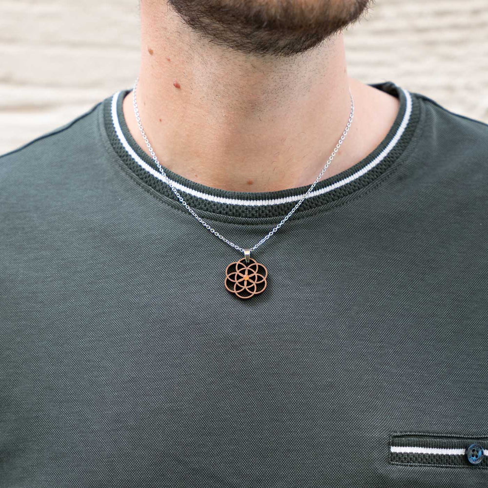 Kleines Amulett mit Samen des Lebens auf Nussbaumholz – Größe S, kombiniert mit orangem Mondstein für sanfte Energie