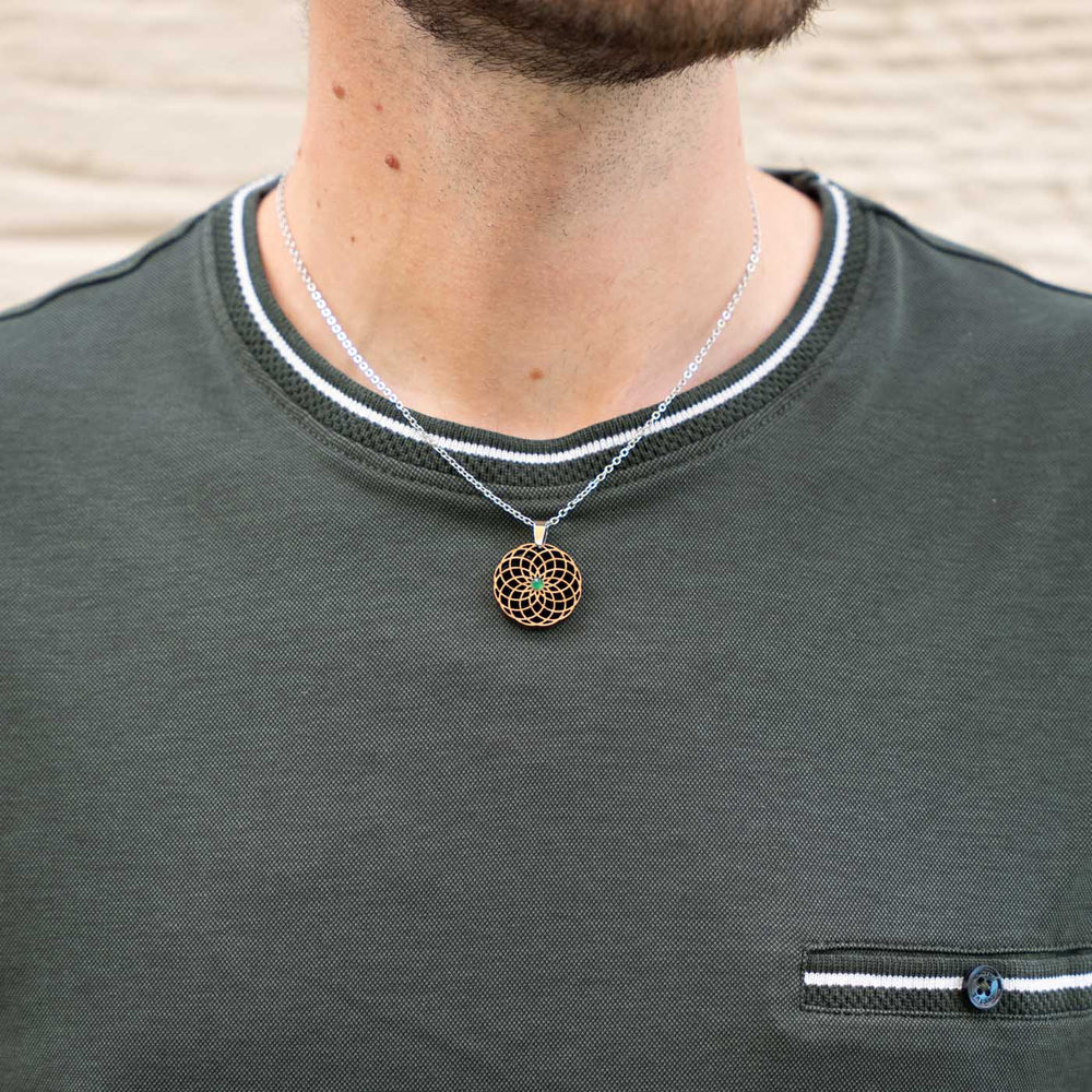 Kleines Torus-Amulett aus Kirschholz – Größe S, veredelt mit grünem Onyx als energetischer Naturstein
