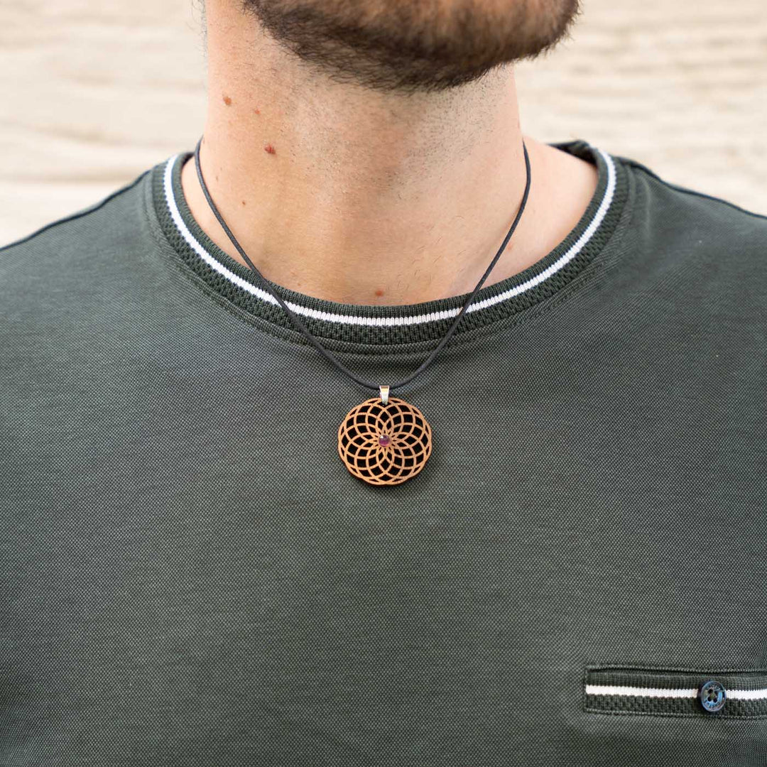 Amulett mit Torus-Symbol aus Nussbaumholz – Größe M, kombiniert mit Amethyst für kraftvolle Energie und Balance