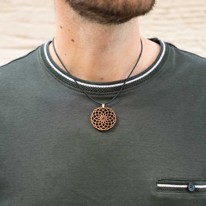 Amulett mit Torus-Symbol aus Nussbaumholz – Größe M, kombiniert mit Amethyst für kraftvolle Energie und Balance
