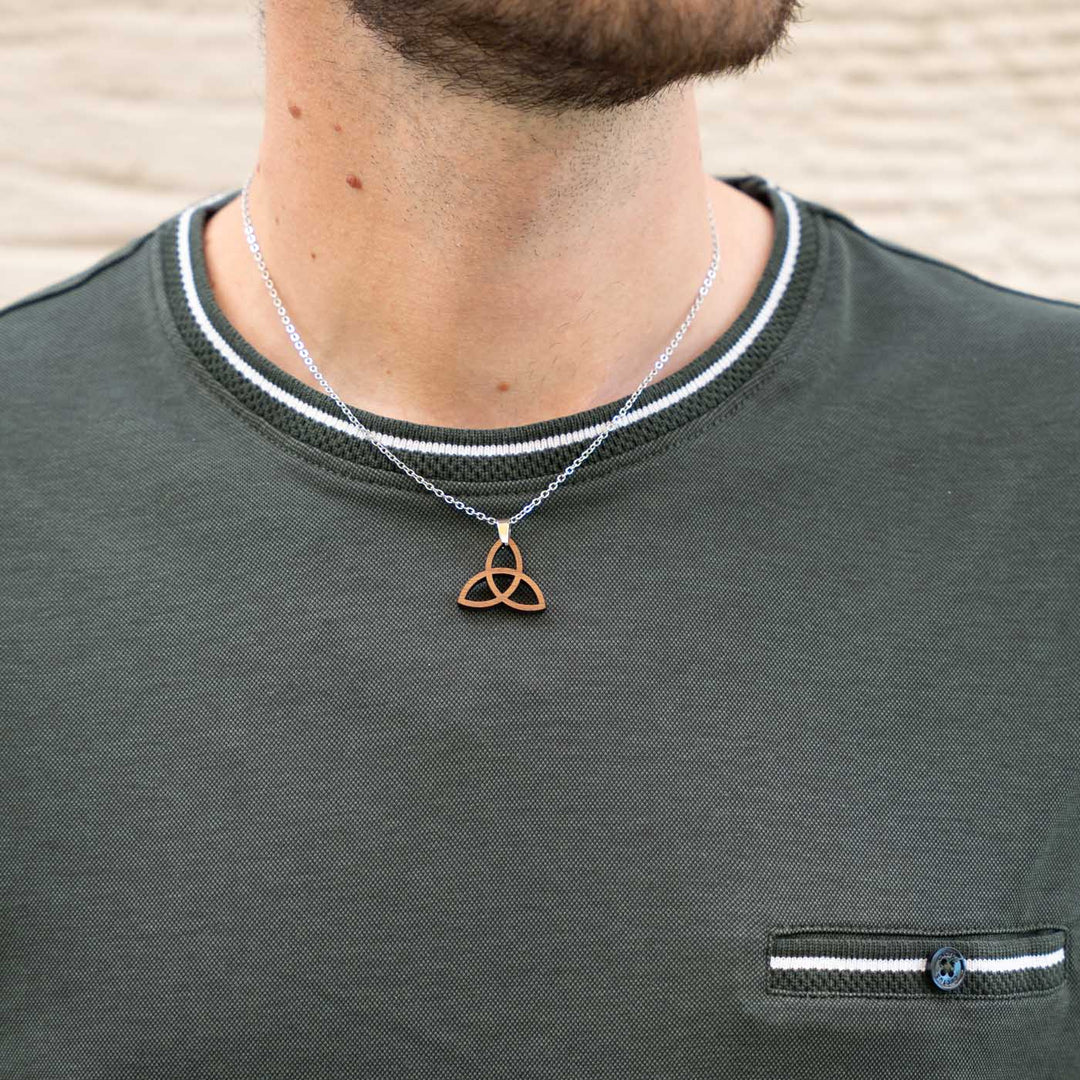 Triqueta-Amulett aus Nussbaumholz – filigraner Holzschmuck in Größe S mit symbolischer Bedeutung