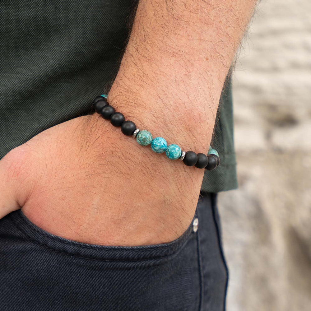 Getragenes Edelsteinarmband mit Türkis und schwarzem Onyx – kraftvoller Naturstein-Schmuck am Handgelenk