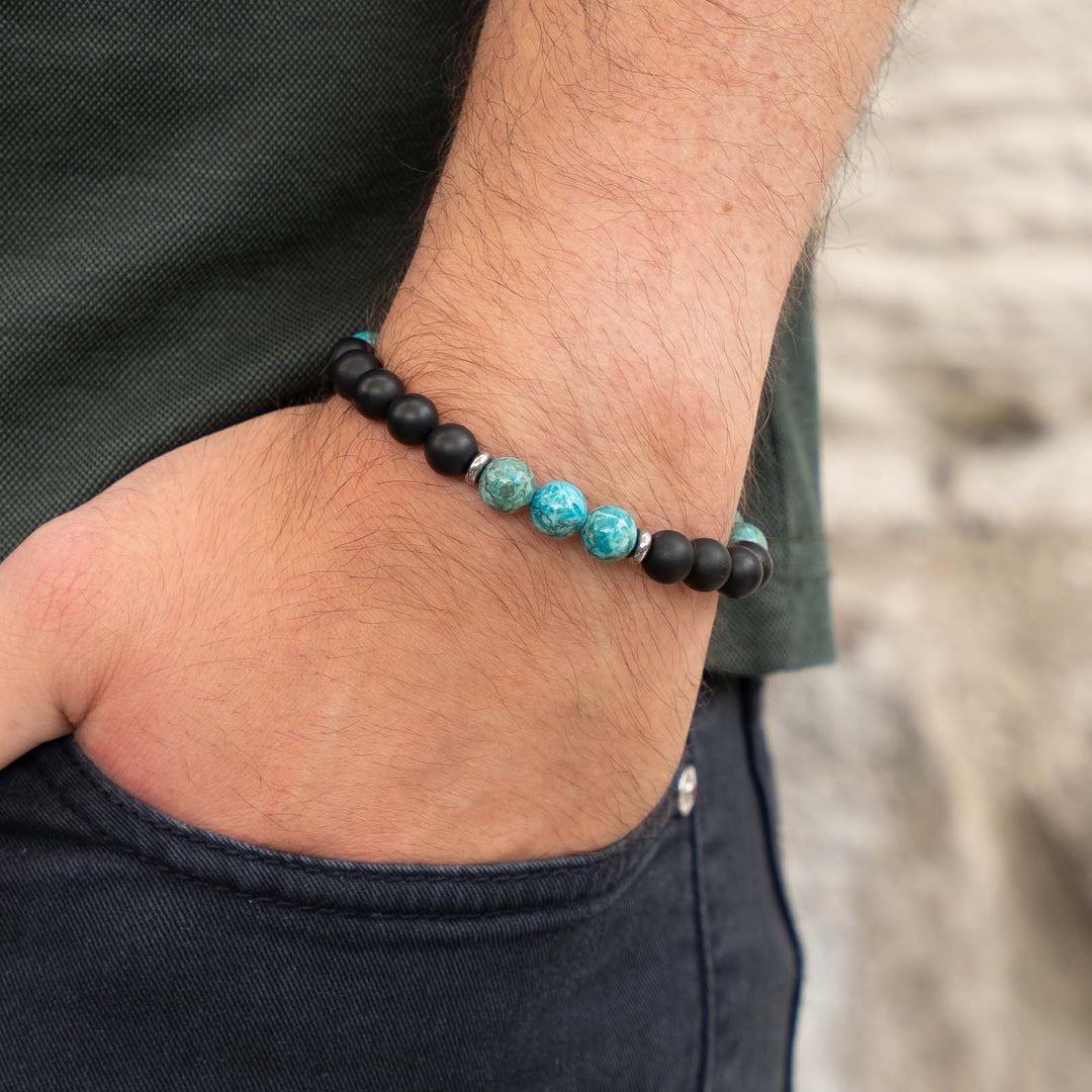 Getragenes Edelsteinarmband mit Türkis und schwarzem Onyx – kraftvoller Naturstein-Schmuck am Handgelenk