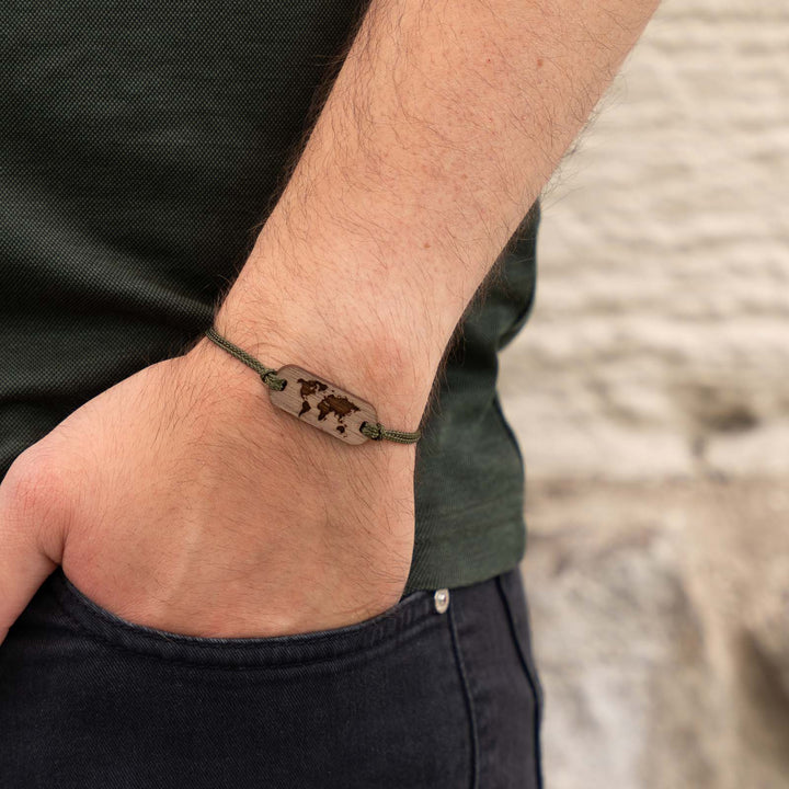 Weltkarten-Armband aus Nussbaumholz – naturverbundener Holzschmuck mit olivgrünem Band und optionaler Rückseitengravur