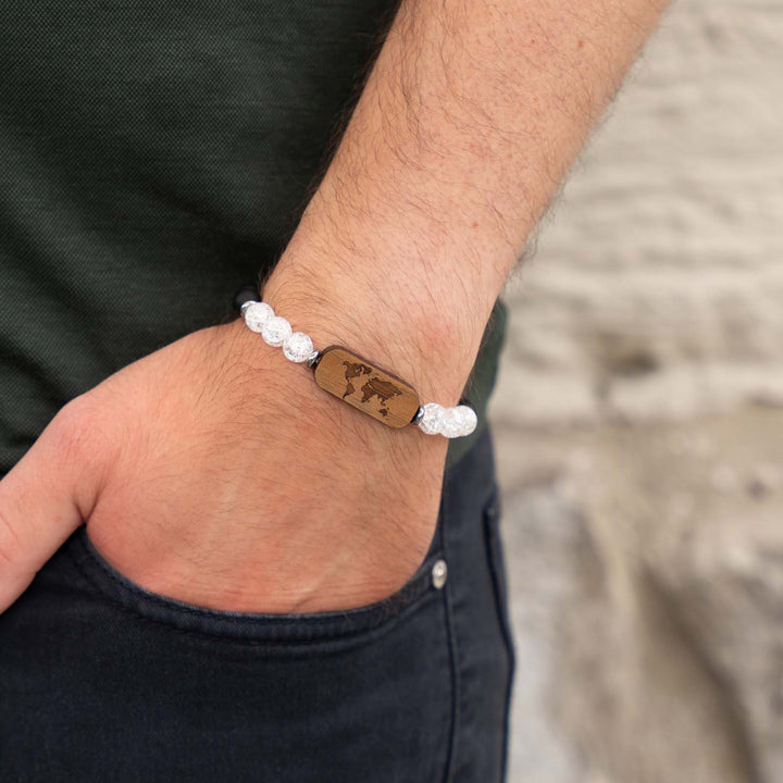 Weltkarten-Armband aus Nussbaumholz – Bergkristall, schwarzer Onyx und Rückseite individuell gravierbar
