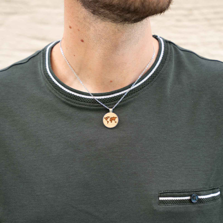 Halskette mit Weltkarte – graviertes Kirschholz-Inlay als Symbol für Freiheit und Fernweh