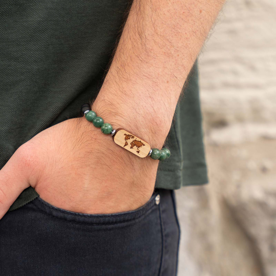 Edelsteinarmband mit Weltkarten-Gravur auf Kirschholz – kombiniert mit grüner Jade und schwarzem Onyx für natürlichen Reiseschmuck