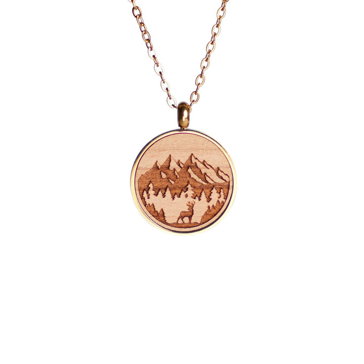 Holzschmuck halskette aus Kirschholz mit Berg motiv und einem Hirschen im Wald 