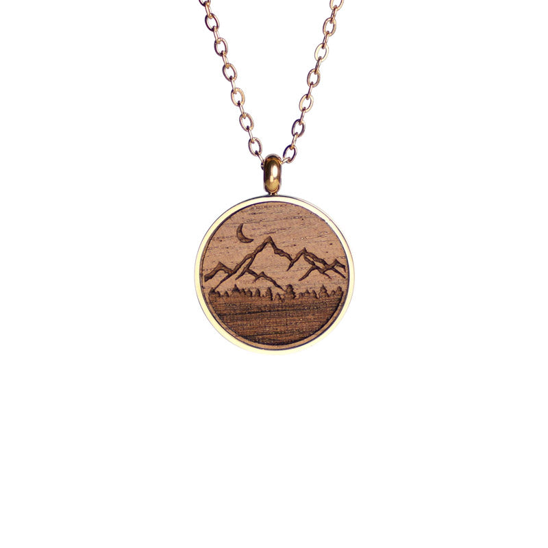 Holzschmuck Halskette, Berg Mont Motiv aus Nussbaum in einer 18k vergoldeten edelstahl fassung 