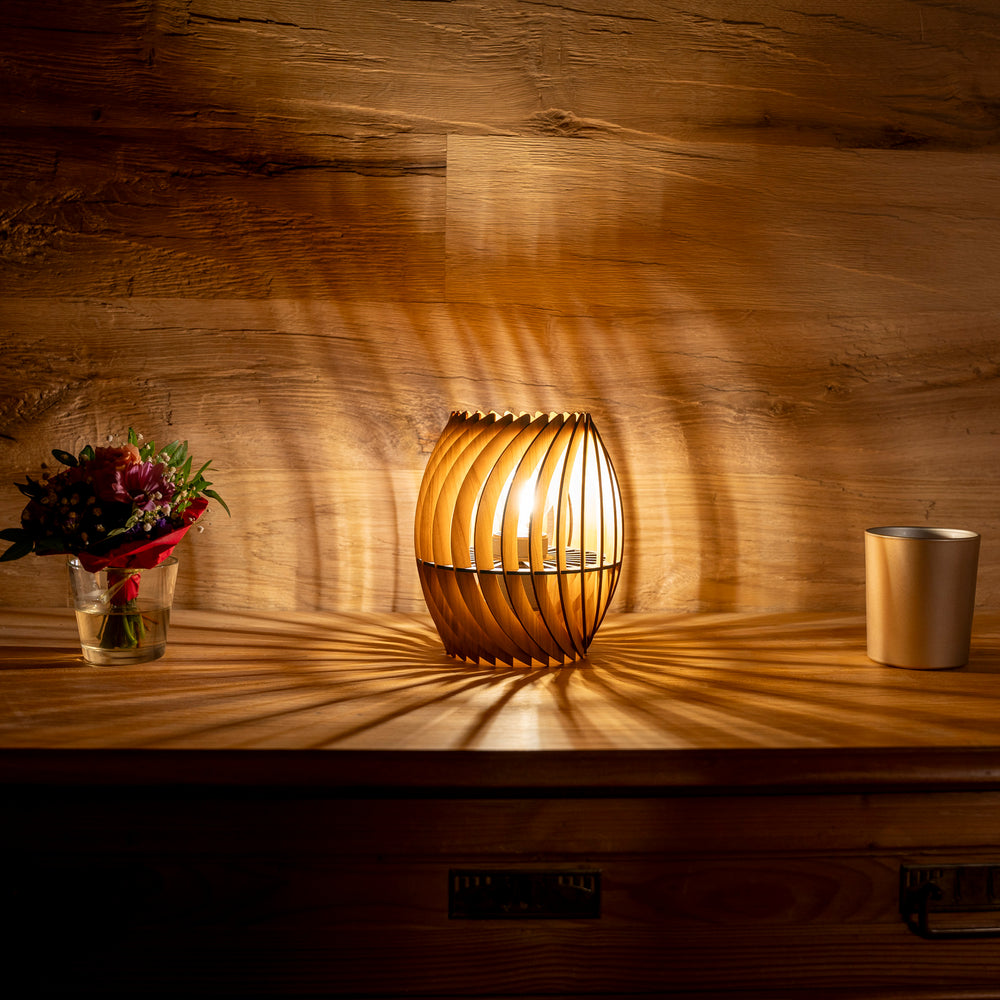 Handgefertigte Tischlampe aus Kirschholz mit faszinierendem Schattenspiel für ein einzigartiges Ambiente im Raum."
