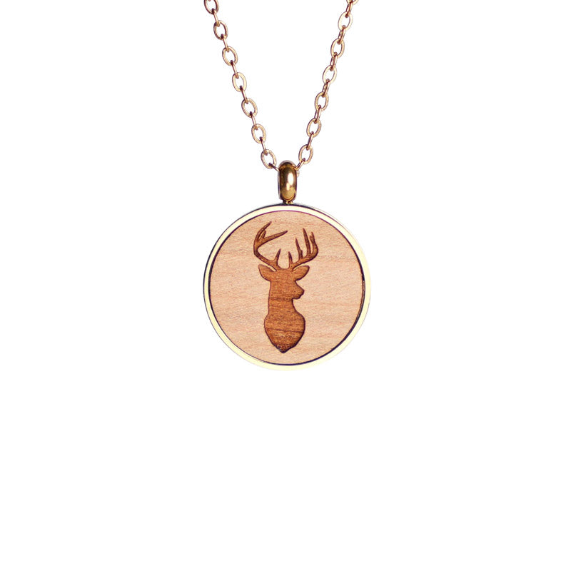 hirsch motiv holzschmuck halskette auf kirschholz und 18k vergoldeter edelstahl
