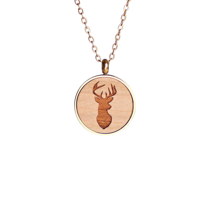 hirsch motiv holzschmuck halskette auf kirschholz und 18k vergoldeter edelstahl