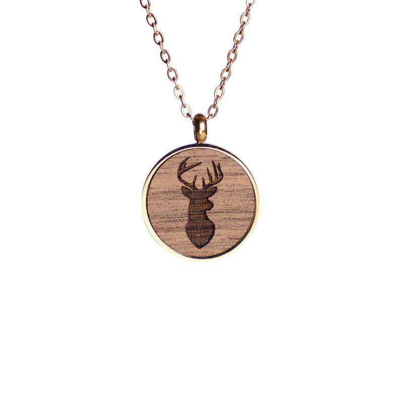 halskette mit hirsch motiv in nussbaum in einer 18k vergoldeten edelstahlfassung mit halskette